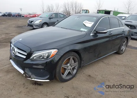 2015 Mercedes-Benz C 300 Sport 4Matic z USA, uszkodzony, nr VIN 55SWF4KB7FU071252